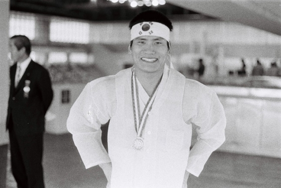1974년 테헤란 아시안게임 수영에서 금메달을 따낸 고 조오련의 모습. /사진=대한체육회