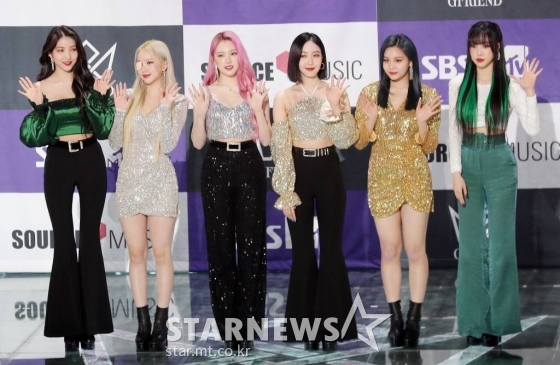 걸그룹 여자친구가 9일 오후 서울 마포구 상암동 SBS프리즘타워에서 진행된 새 정규앨범 '回:Walpurgis Night'(회:발푸르기스의 밤) 발매기념 쇼케이스에서 포즈를 취하고 있다. '回:Walpurgis Night'은 전작 '回:LABYRINTH(회:래버린스)'와 '回:Song of the Sirens(회:송 오브 더 세이렌)'을 잇는 회(回) 시리즈의 완결편. 수많은 선택과 유혹을 지나온 끝에 타인의 시선이 아닌, 나의 관점으로 온전한 나를 바라볼 수 있게 된 소녀들의 이야기를 그렸다. /사진=김창현 기자 chmt@