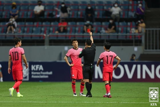 김진야가 12일 제주월드컵경기장에서 열린 가나와의 평가전에서 레드카드를 받고 있는 모습. /사진=대한축구협회