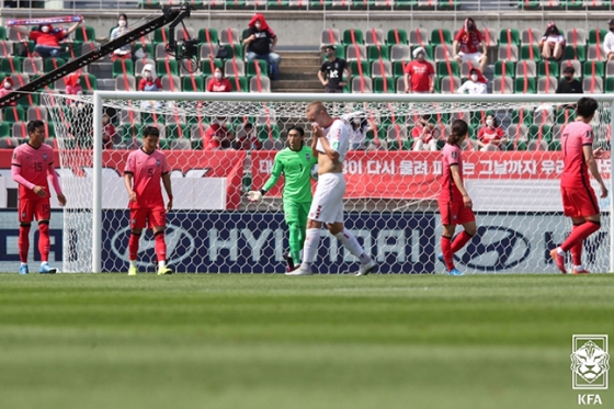 13일 레바논전에서 월드컵 2차예선 첫 실점을 허용한 뒤 아쉬워하고 있는 대표팀 선수들. /사진=대한축구협회