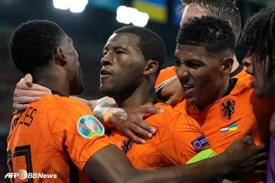 선제골을 터뜨리는 등 맹활약하며 네덜란드의 승리를 이끈 조르지뉴 바이날둠(가운데). /AFPBBNews=뉴스1