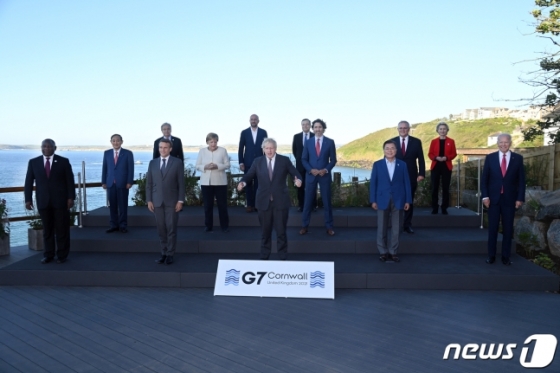 G7과 초청국 정상들이 13일(한국시간) 영국 콘월 카비스베이에서 기념 촬영을 하고 있다.  /사진=뉴스1(G7 정상회의 제공)