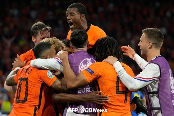 네덜란드 선수들이 14일(한국시간) 네덜란드 암스테르담에서 열린 유로2020 우크라이나와 경기에서 골을 넣은 뒤 기뻐하고 있다. 네덜란드가 3-2로 이겼다.  /AFPBBNews=뉴스1