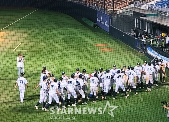 비록 패했지만 결승전이 끝난 뒤 대구고 선수들이 하이파이브를 힘차게 나누며 서로를 격려하고 있다. /사진=김우종 기자