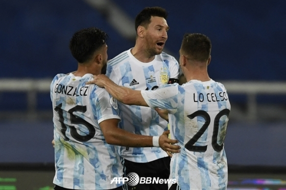 아르헨티나 대표팀의 리오넬 메시(가운데)가 지난 15일(한국시간) 코파아메리카 A조 찰레와 첫 경기서 골을 넣은 뒤 동료들의 축하를 받고 있다.  /AFPBBNews=뉴스1