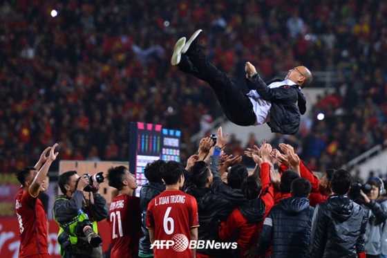 박항서(위) 감독이 2018년 베트남의 AFF 스즈키컵 우승 뒤 선수들로부터 헹가래를 받고 있다. /AFPBBNews=뉴스1