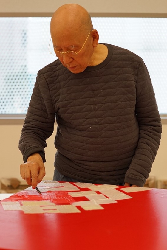 작업 중인 박서보(Park Seo-Bo) 작가, 2019. 사진제공= 선의의 바람 via Wikimedia Commons.