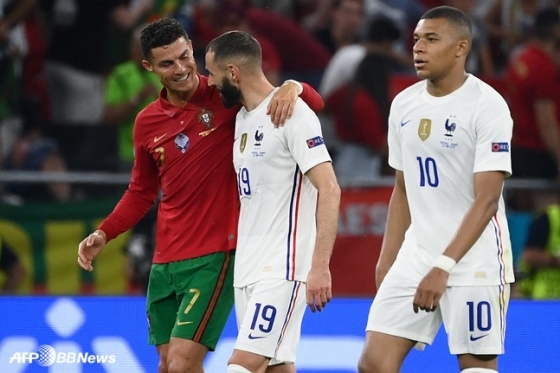 24일 포르투갈과 프랑스의 경기에서 나란히 2골씩 넣은 포르투갈 크리스티아누 호날두(왼쪽)와 프랑스 카림 벤제마(가운데). 경기도 2-2 무승부로 마무리됐다. /AFPBBNews=뉴스1