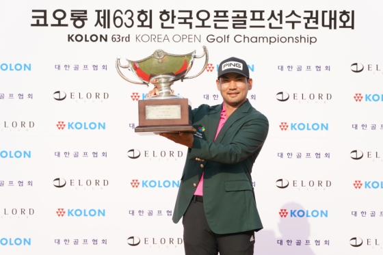 이준석이 한국오픈에서 우승한 뒤 트로피를 들고 포즈를 취하고 있다./사진=한국오픈 조직위원회