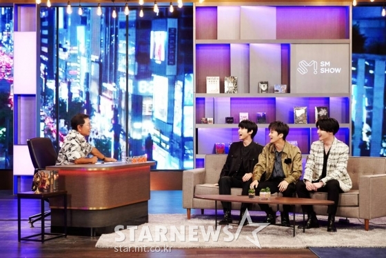 이수만 SM 총괄 프로듀서가 29일 오전 온라인으로 진행된 &#039;SM CONGRESS 2021&#039;에서 NCT 도영, 마크, 쿤과 대화를 나누고 있다. / 사진제공 =SM엔터테인먼트 /사진=김창현 기자 chmt@