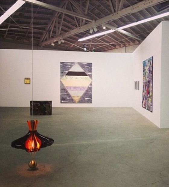 전시회 장의 호르헤 파르도(Jorge Pardo)의 조형 작품, Night Gallery, Los Angeles, 2013. 사진제공= Alissa Walker via Flickr/Creative Commons.