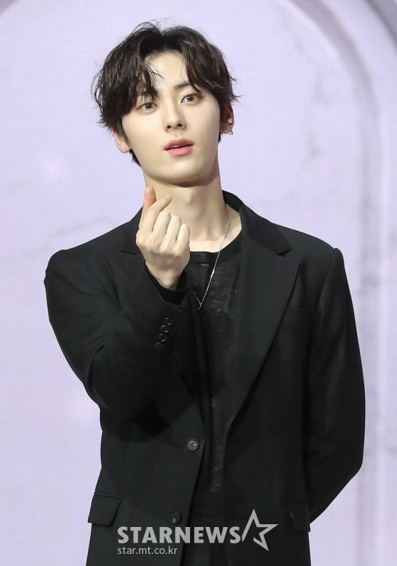 그룹 뉴이스트(NU'EST) 민현이 19일 오후 서울 광진구 광장동 예스24 라이브홀에서 진행된 정규 2집 'Romanticize'(로맨티사이즈) 발매 기념 쇼케이스에서 포즈를 취하고 있다.  뉴이스트의 이번 앨 타이틀곡 'INSIDE OUT'(인사이드 아웃)은 이별을 앞두고 아무렇지 않은 척했으나 자신의 본심을 깨닫고 상대에게 달려가는 모습을 그려낸 칠 하우스(Chill House) 장르의 곡으로, 한마디로 정의할 수 없는 복합적인 감정의 이동을 섬세한 가사로 표현했다. 2021.04.19 /사진=김창현 기자 chmt@