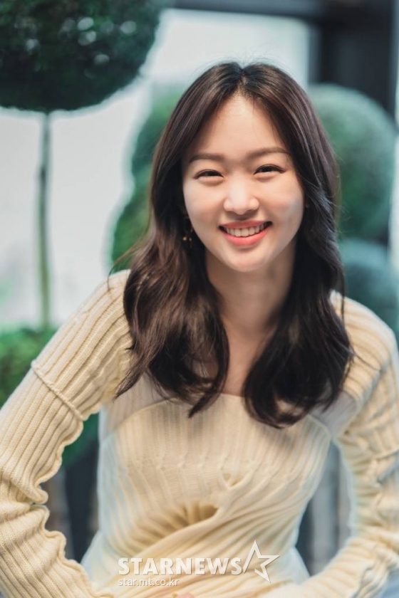 영화 &#039;미드나이트&#039;의 배우 진기주가 24일 진행된 온라인 라운드 인터뷰를 위해 포즈를 취하고 있다. /사진제공=티빙,CJ ENM 2021.06.24 /사진=이동훈 기자 photoguy@