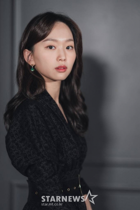 영화 &#039;미드나이트&#039;의 배우 진기주가 24일 진행된 온라인 라운드 인터뷰를 위해 포즈를 취하고 있다. /사진제공=티빙,CJ ENM 2021.06.24 /사진=이동훈 기자 photoguy@