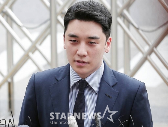  해외 원정도박 혐의를 받고 있는 빅뱅 전 멤버 승리가 28일 오전 서울 중랑구 묵동 서울지방경찰청 지능범죄수사대에서 조사를 받기 위해 출석하고 있다.  승리는 양현석 전 YG엔터테인먼트 대표와 함께 해외를 오가며 13억원 상당 외국환거래(환치기)를 했다는 의혹을 받고 있다. /사진=김창현 기자 chmt@