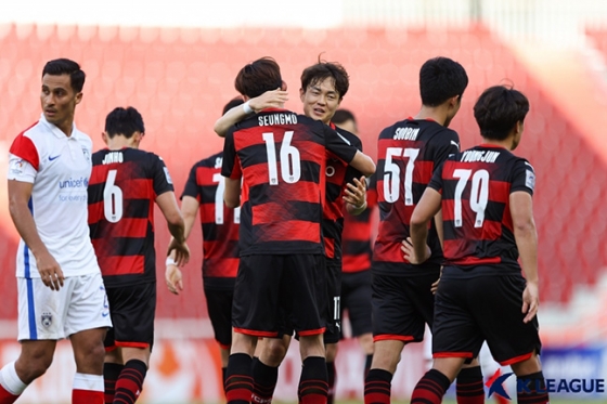 1일 태국 방콕에서 열린 말레이시아 조호르 다룰 탁짐과의 AFC 챔피언스리그에서 이승모의 선제골 이후 기뻐하고 있는 포항스틸러스 선수들. /사진=한국프로축구연맹