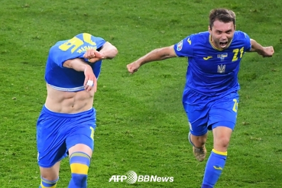 우크라이나의 아르템 도비크(왼쪽)가 6월 30일(한국시간) 스웨덴전에서 골을 넣은 뒤 웃옷을 벗고 있다.  /AFPBBNews=뉴스1