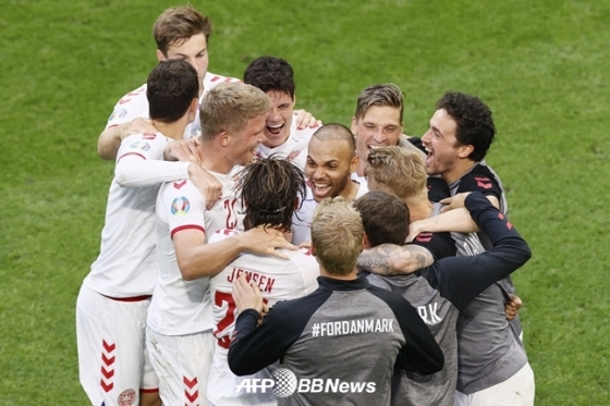 덴마크 선수들이 지난 6월 27일(한국시간) 웨일스에 승리한 뒤 기뻐하고 있다.  /AFPBBNews=뉴스1