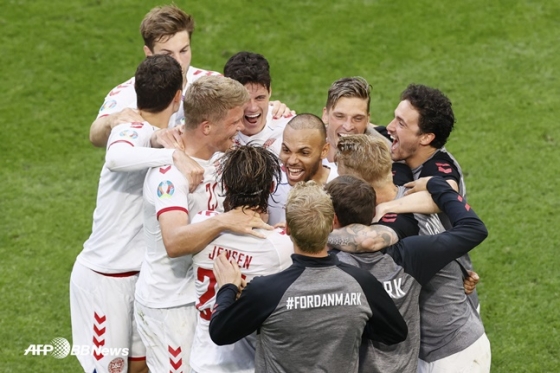 덴마크 선수들이 지난 4일(한국시간) 유로 2020 체코와 8강전에서 승리한 뒤 기뻐하고 있다.  /AFPBBNews=뉴스1
