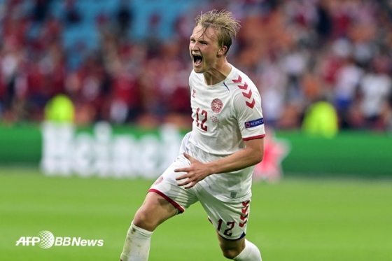 덴마크의 카스퍼 돌베리가 지난 6월 27일(한국시간) 웨일스와 유로 2020 16강전에서 골을 넣은 후 세리머니를 하고 있다.  /AFPBBNews=뉴스1