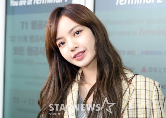 그룹 블랙핑크 리사가 해외 일정을 위해 마카오로 20일 오후 인천국제공항을 통해 출국하고 있다. /사진=임성균 기자 tjdrbs23@