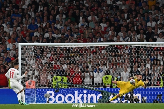 이탈리아 골키퍼 잔루이지 돈나룸마(오른쪽)가 12일(한국시간) 유로2020 결승전 승부차기에서 잉글랜드 제이든 산초의 슛을 막아내고 있다.  /AFPBBNews=뉴스1