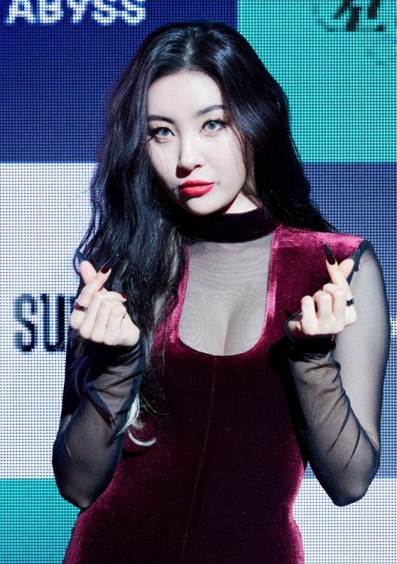 가수 선미가 23일 오후 온라인 생중계로 진행된 디지털 싱글 ‘꼬리’(TAIL) 발매 쇼케이스에 앞서 포즈를 취하고 있다. /사진제공=어비스컴퍼니 /사진=이동훈 기자 photoguy@