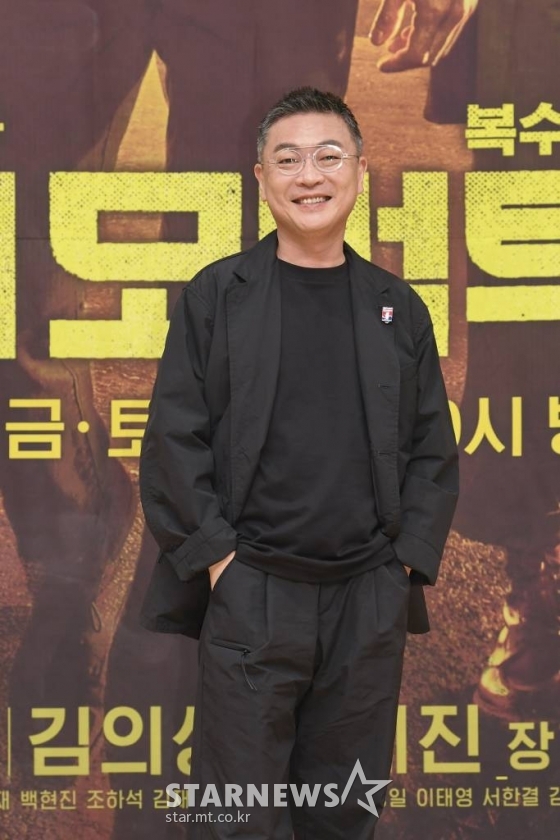 배우 김의성이 6일 오후 온라인 생중계로 진행된 SBS 새 금토드라마 &#039;모범택시&#039; 제작발표회에 참석해 포즈를 취하고 있다. /사진제공=SBS 2021.04.06 /사진=이동훈 기자 photoguy@