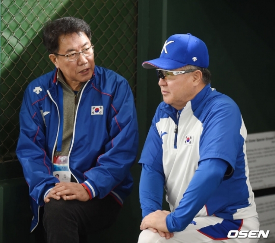 김시진(왼쪽) 한국야구위원회(KBO) 기술위원장이 김경문 대표팀 감독과 이야기를 나누고 있다.