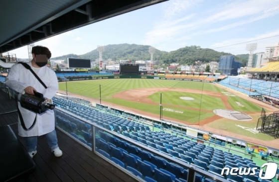 7월 13일 오전 대전 중구 한화생명 이글스파크에서 방역 관계자가 야구장 시설을 방역하고 있다. /사진=뉴스1