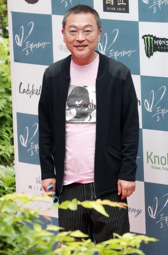 《同情者》改编自越南作家阮越清的同名小说.