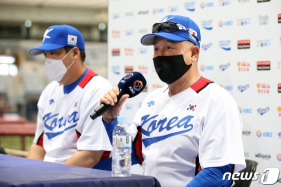 김경문 대표팀 감독(오른쪽)과 주장 김현수가 17일 고척돔에서 열린 대표팀 훈련에 앞서 기자회견에 임하고 있다. /사진=뉴스1