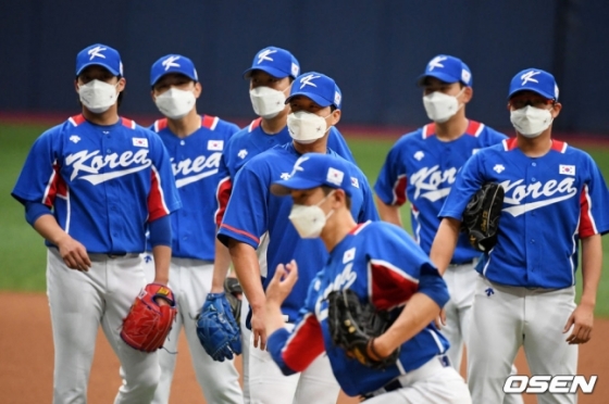마스크를 착용하고 훈련에 임한 2020 도쿄 올림픽 야구 대표팀 선수들.