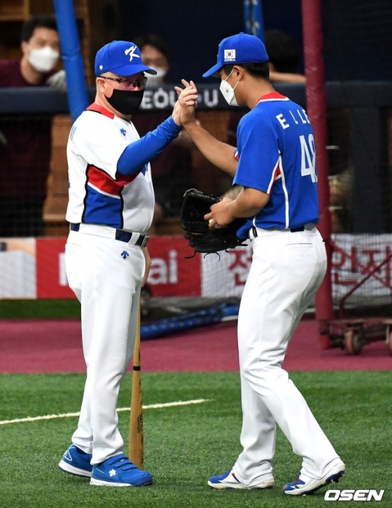 2020 도쿄 올림픽 야구 대표팀 김경문 감독(왼쪽)과 이의리.