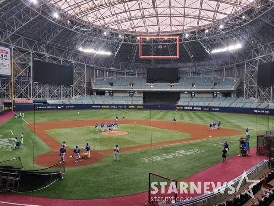 18일 고척에서 열린 2020 도쿄 올림픽 야구 대표팀 훈련 모습. 전광판 위에 NC 다이노스 구단기-태극기-키움 히어로즈 구단기(왼쪽부터)가 걸려 있다. /사진=김동영 기자
