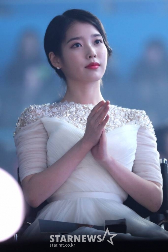 가수 겸 배우 아이유가 인천 남동체육관에서 열린 '2018 Asia Artist Awards'(2018 아시아아티스트어워즈 '2018 AAA')에서 박수를 치고 있다. /사진=이기범 기자 leekb@