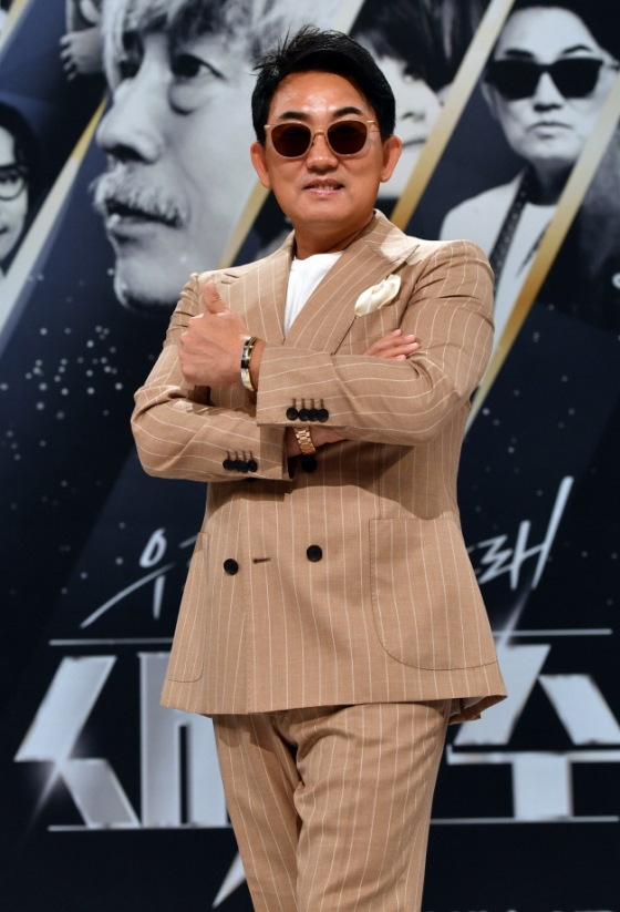 가수 이승철이 15일 오전 온라인 생중계로 진행된 KBS 2TV 예능 '우리가 사랑한 그 노래, 새가수' 제작발표회에 참석해 포즈를 취하고 있다. /사진제공=KBS 2021.07.15 /사진=이동훈 기자 photoguy@