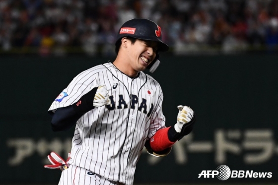 야마다 테츠토가 2019 WBSC 프리미어 12 대회에서 한국을 상대로 결승 홈런을 때려낸 뒤 기뻐하고 있다./AFPBBNews=뉴스1