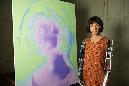 전시회장의 에이다(Ai-Da), 전시 '에이다: 로봇의 초상(Ai-Da: Portrait of the Robot)', Design Museum, London, 2021.  사진제공= Leemurz via Wikimedia Commons.