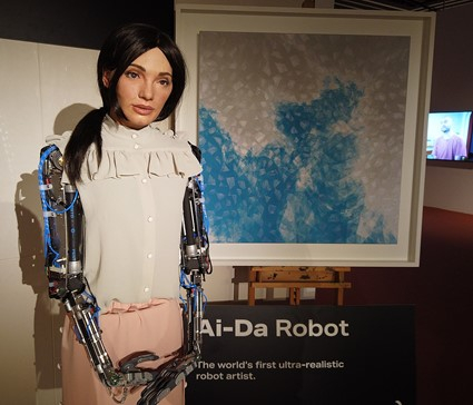 아부다비 아트 페어에 참가한 에이다, Abu Dhabi Art Fair, Abu Dhabi, 2019. 사진제공= Lennymur via Wikimedia Commons.