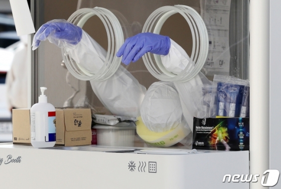 지난 3월 경기 동두천시 내 중앙도심공원 신종 코로나 바이러스 감염증(코로나19) 임시 선별 검사소에서 의료진이 지친 모습으로 잠시 휴식을 취하고 있다. /사진=뉴스1