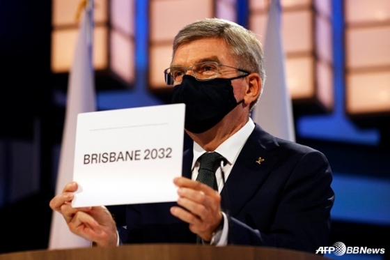 2032 하계 올림픽 개최지가 호주 브리즈번으로 확정됐다. 사진은 브리즈번을 개최지로 확정해 발표하고 있는 토마스 바흐 IOC 위원장. /AFPBBNews=뉴스1