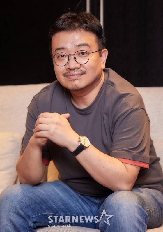 연상호 작가가 21일 오후 화상으로 진행된 영화 '방법 : 재차의' 개봉 관련 인터뷰에 앞서 포즈를 취하고 있다. '방법: 재차의'는 되살아난 시체 '재차의'에 의한 연쇄살인사건을 막기 위해 미스터리의 실체를 파헤치는 이야기. tvN 드라마 '방법'을 새롭게 스크린으로 가져온 작품이다. 오는 28일 개봉. / 사진제공 = CJ ENM /사진=김창현 기자 chmt@