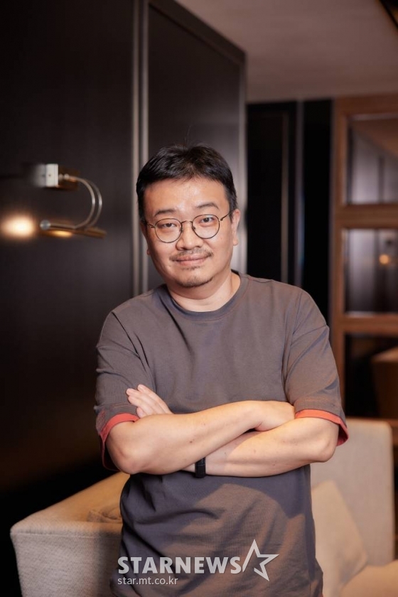 연상호 작가가 21일 오후 화상으로 진행된 영화 '방법 : 재차의' 개봉 관련 인터뷰에 앞서 포즈를 취하고 있다. '방법: 재차의'는 되살아난 시체 '재차의'에 의한 연쇄살인사건을 막기 위해 미스터리의 실체를 파헤치는 이야기. tvN 드라마 '방법'을 새롭게 스크린으로 가져온 작품이다. 오는 28일 개봉. / 사진제공 = CJ ENM /사진=김창현 기자 chmt@