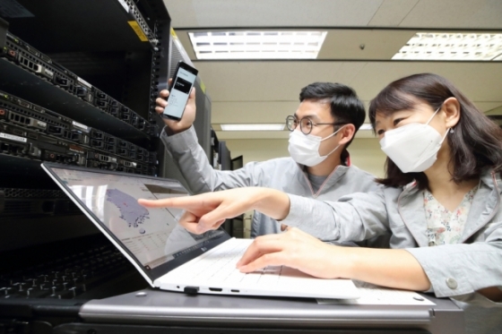 KT 융합기술원 직원이 Q-SDN을 통해 양자암호 네트워크를 모니터링 및 점검하고 있다.