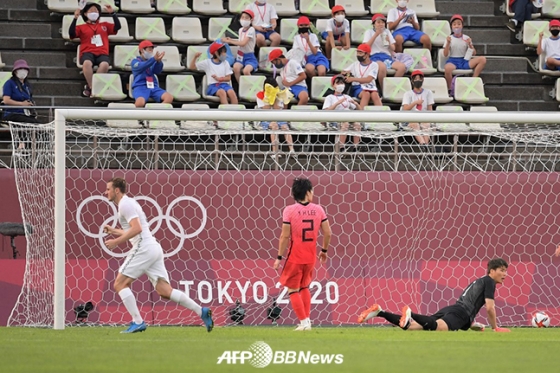 22일 일본 가시마에서 열린 2020 도쿄올림픽 조별리그 1차전에서 뉴질랜드에 선제골을 실점한 직후 모습. /AFPBBNews=뉴스1