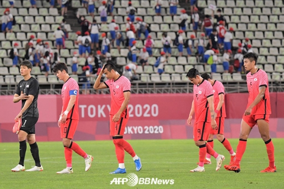 22일 일본 이바라기현 가시마 스타디움에서 열린 2020 도쿄올림픽 남자축구 조별리그 B조 1차전에서 뉴질랜드에 0-1로 패배한 뒤 아쉬워하고 있는 대한민국 올림픽 축구대표팀. /AFPBBNews=뉴스1