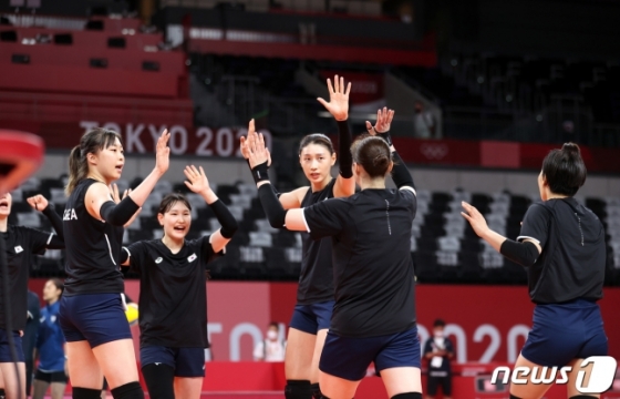 김연경(가운데) 등 한국 여자배구 대표팀 선수들이 지난 21일 일본 도쿄에서 훈련을 하고 있다. /사진=뉴스1