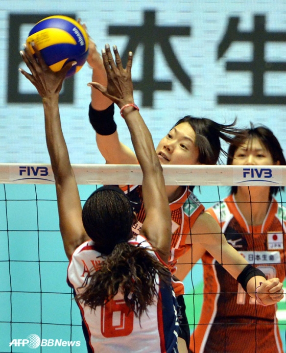 일본 여자배구 대표팀(오른쪽)의 경기 모습.  /AFPBBNews=뉴스1