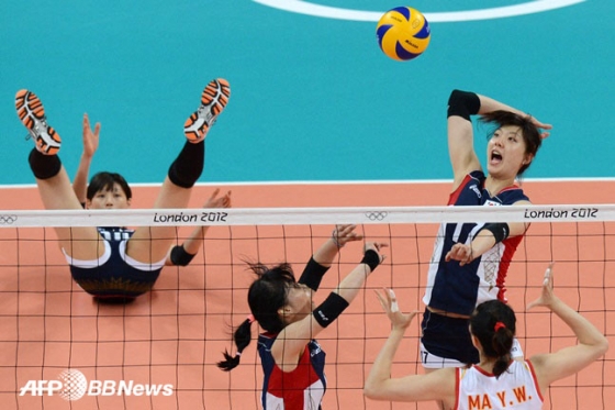 2012년 런던 올림픽 여자배구 한국-중국전. 한국 양효진(오른쪽)이 공격을 하고 있다.   /AFPBBNews=뉴스1